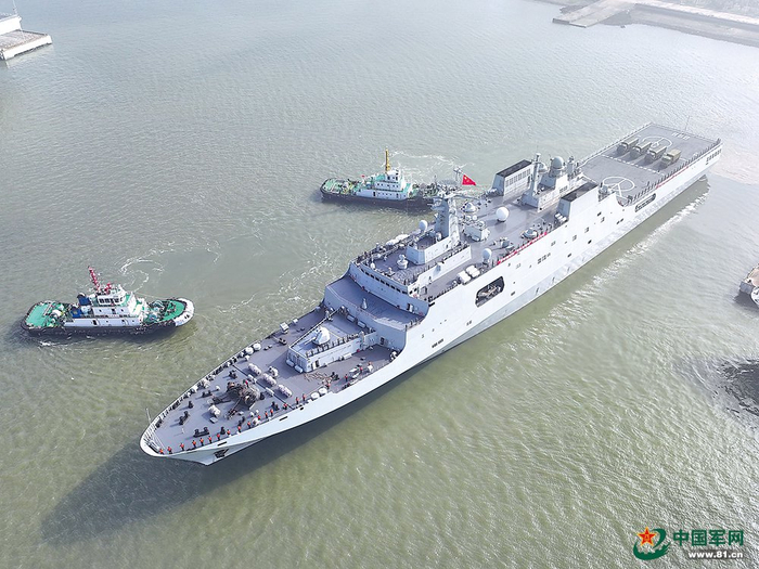 　　参加“和平友谊-2025”联演的井冈山舰驶离军港。霍阳柯摄